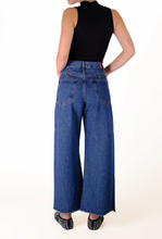 Load image into Gallery viewer, ROBIN S/W CROPPED