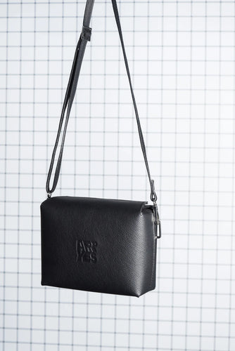 GARCE SQUARE BAG BLACK