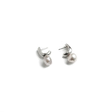 Load image into Gallery viewer, NA106 PEARL EARRINGS