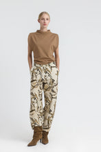 Load image into Gallery viewer, JOANNE_1 Cropped animal print drop-crotch trousers