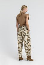 Load image into Gallery viewer, JOANNE_1 Cropped animal print drop-crotch trousers
