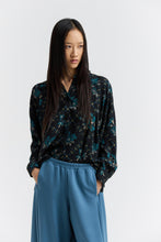 Load image into Gallery viewer, CASSON Relaxed floral and geometric print shirt with raglan seam detailing