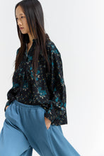 Load image into Gallery viewer, CASSON Relaxed floral and geometric print shirt with raglan seam detailing